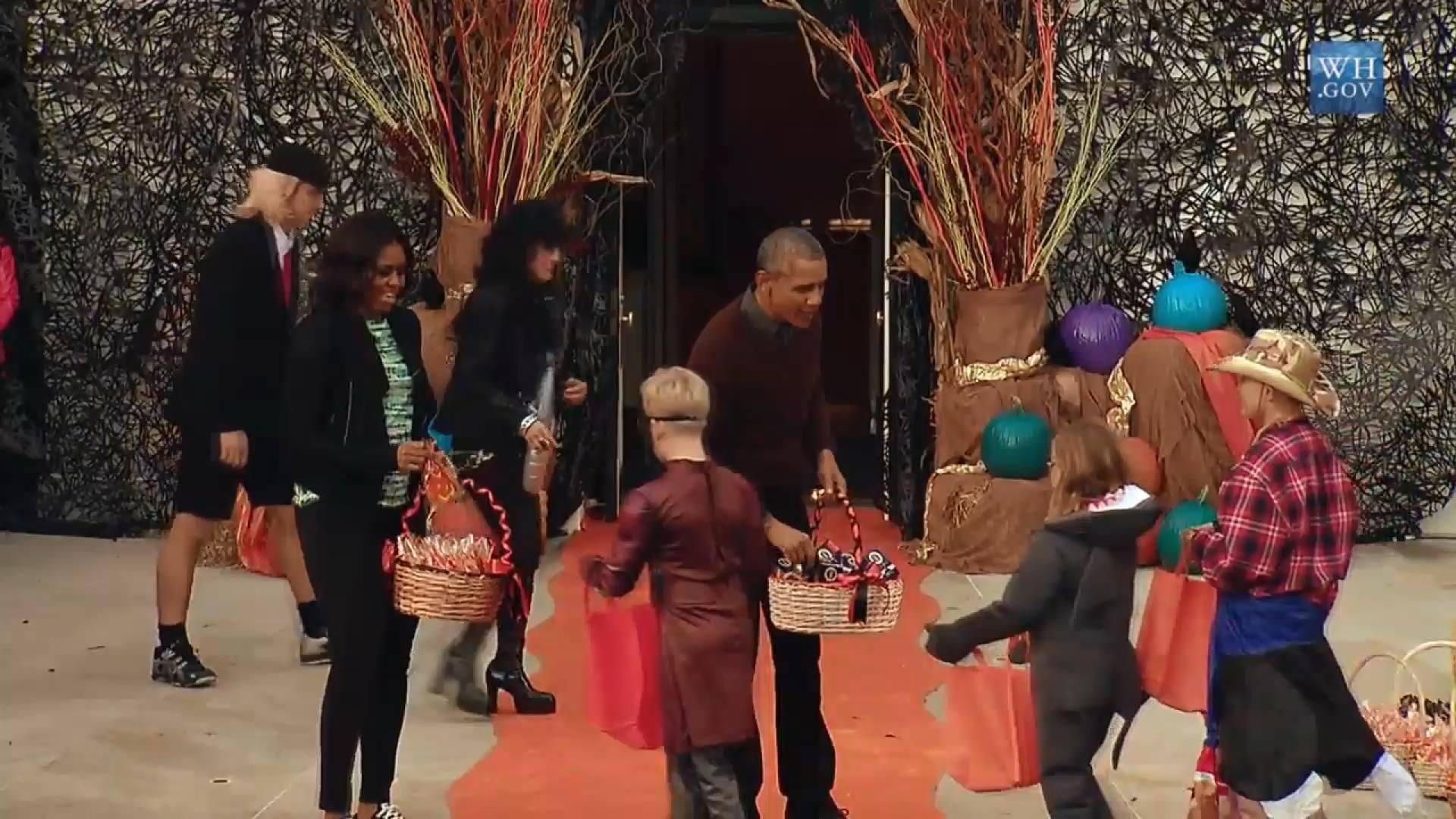 За конфетами к Обаме пришел малыш в костюме Папы Римского