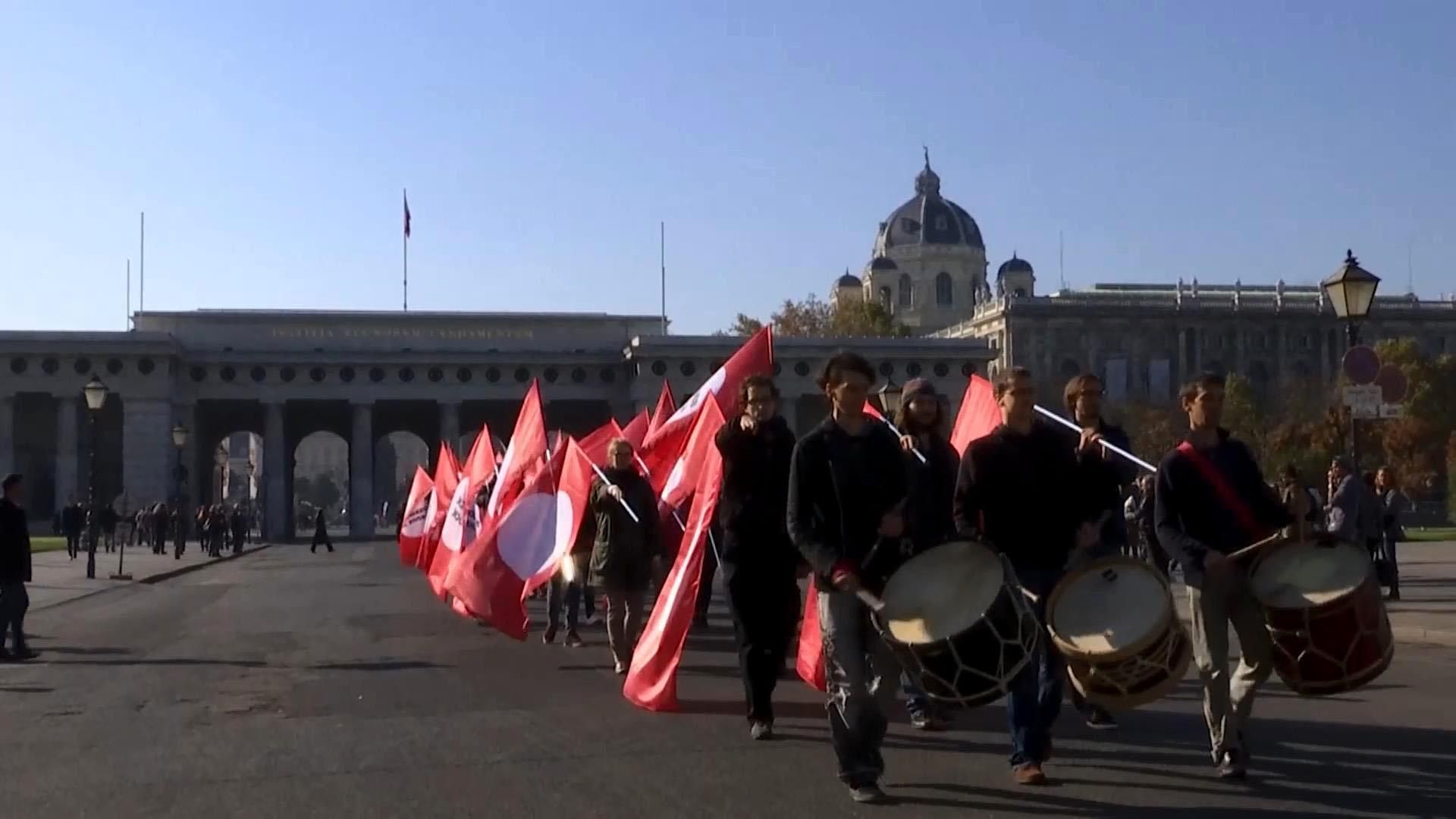 Проти Google та Facebook протестували австрійці з псевдонацистською символікою Проти Google та Facebook протестували австрійці з псевдонацистською символікою