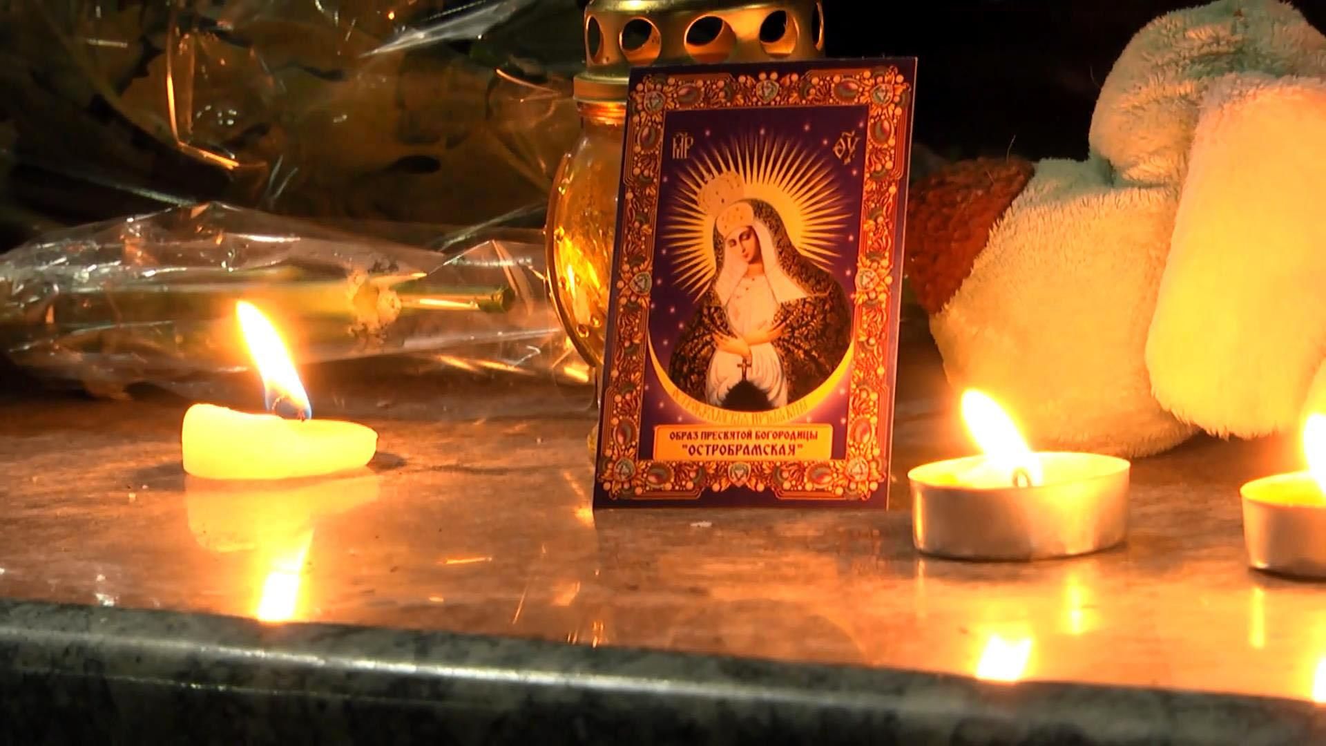 Біля посольства Росії у Києві вшанували загиблих в авіакатастрофі Біля посольства Росії у Києві вшанували загиблих в авіакатастрофі