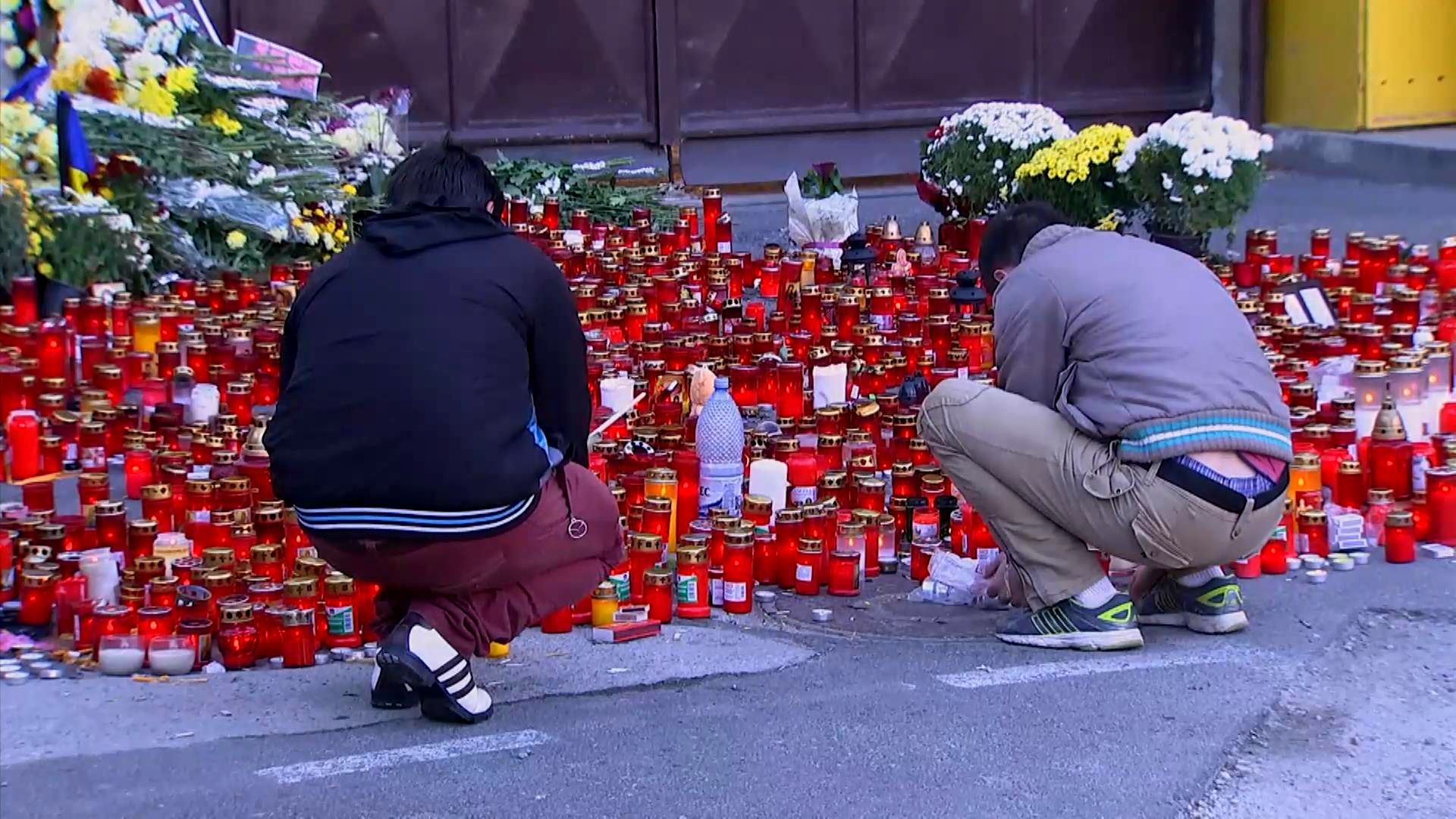 Румыния в трауре: граждане вспоминают жертв страшного взрыва Румыния в трауре: граждане вспоминают жертв страшного взрыва