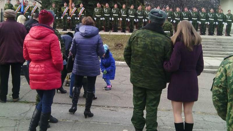 Пока в России траур, в "ЛНР" — массовые гуляния