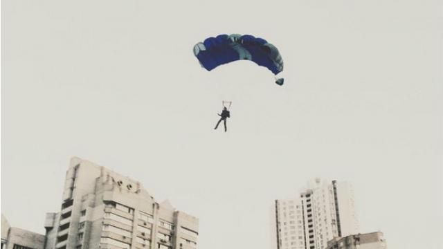Киевлянин ошеломил экстремальным прыжком с 25-го этажа Киевлянин ошеломил экстремальным прыжком с 25-го этажа