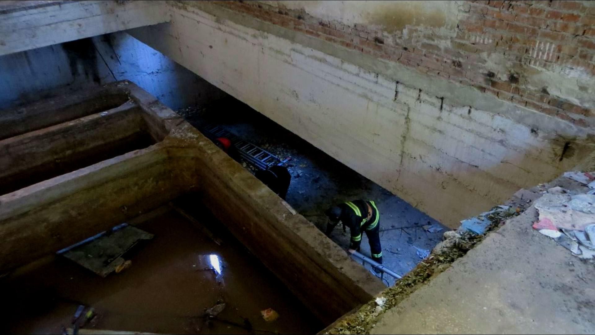 Мужчина упал в открытый колодец, тело пролежало там 3 недели Мужчина упал в открытый колодец, тело пролежало там 3 недели