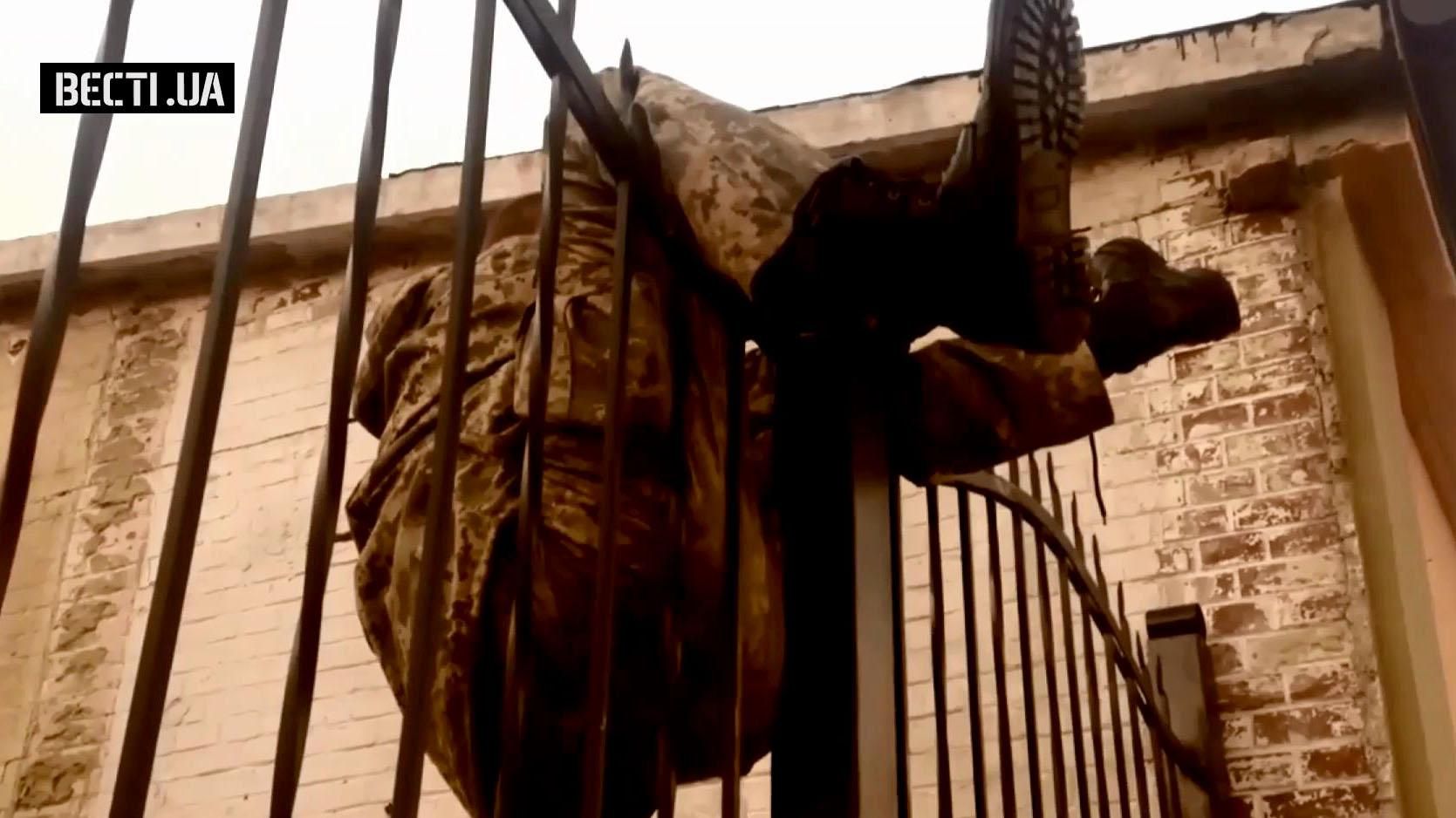 П'яний військовий застряг у паркані П'яний військовий застряг у паркані