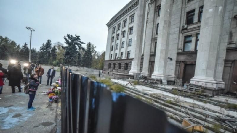 В Одессе столкновения на Куликовом поле: потолкались и сожгли плакаты В Одессе столкновения на Куликовом поле: потолкались и сожгли плакаты