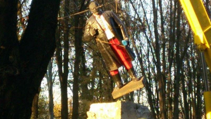 В Волновахе "упал" Ленин В Волновахе "упал" Ленин