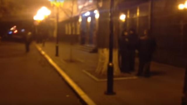 Шокін в шоці: з'явилось відео з місця обстрілу кабінету генпрокурора Шокін в шоці: з'явилось відео з місця обстрілу кабінету генпрокурора