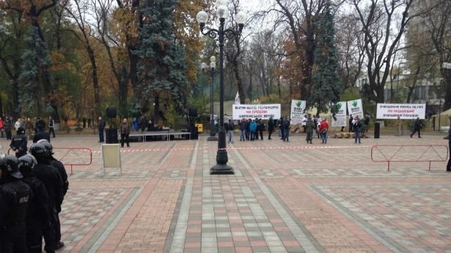 Під Радою готуються до мітингу УКРОПу: приїхали "тітушки"