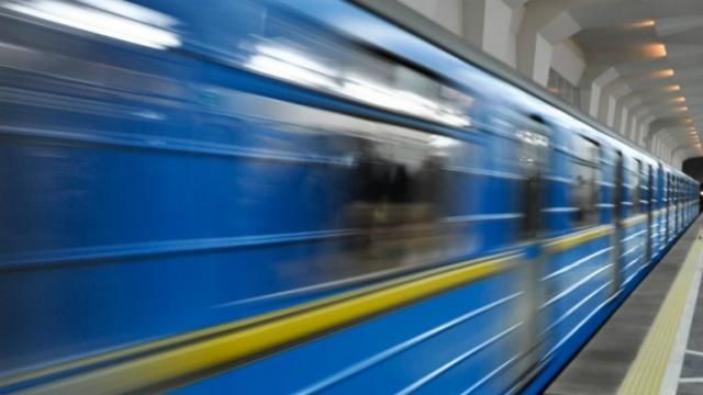 В Киеве остановилась подземка: под поезд упал человек