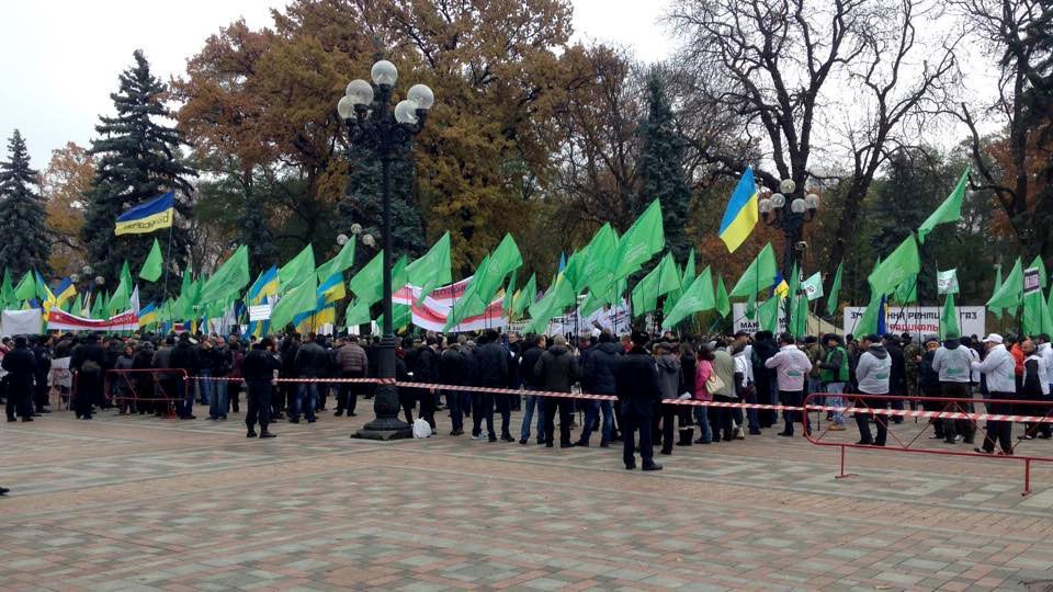 Під стінами Ради зібралось близько тисячі активістів