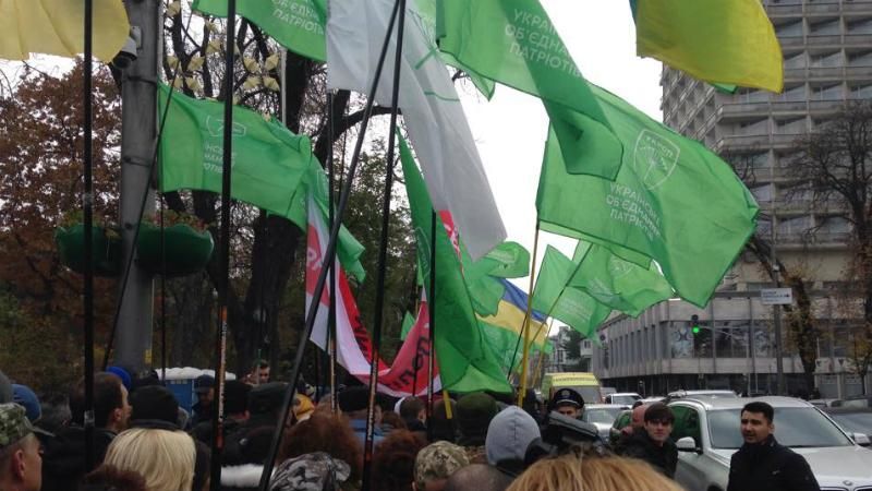 Мітингарі УКРОПу йдуть з-під Ради: прямують до Аскольдової могили Мітингарі УКРОПу йдуть з-під Ради: прямують до Аскольдової могили