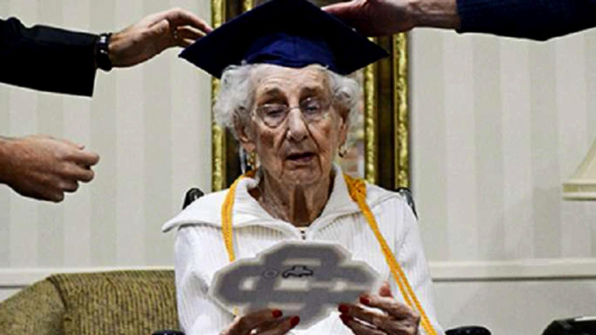 97-летняя бабушка закончила школу