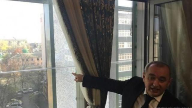 Шокіна врятувало броньоване скло: з'явились деталі нічного обстрілу ГПУ Шокіна врятувало броньоване скло: з'явились деталі нічного обстрілу ГПУ