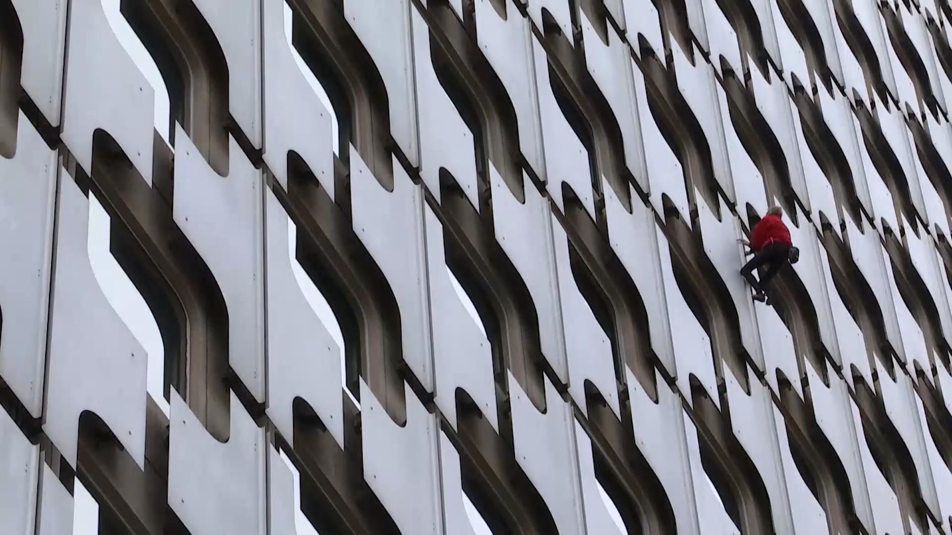 Людина-павук здивував публіку карколомним підкоренням хмарочосу Людина-павук здивував публіку карколомним підкоренням хмарочосу