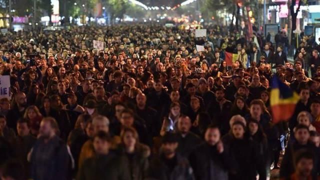 Пожежа в нічному клубі вивела на вулицю тисячі румун: вимагають відставки прем'єра