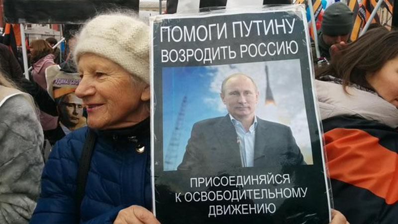 Россияне празднуют Единство народов: колорадские флаги и портреты Путина