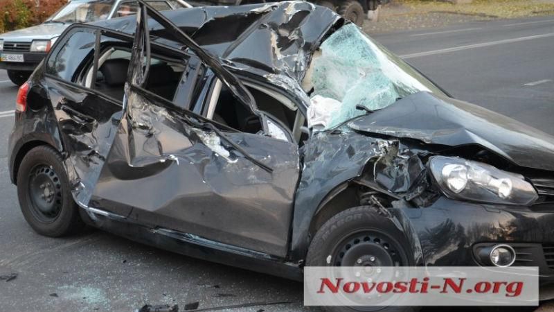 В мирному Миколаєві БТР розчавив легковик В мирному Миколаєві БТР розчавив легковик