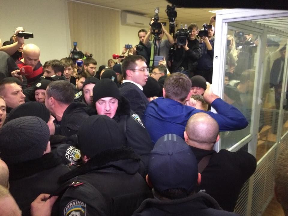 Як прихильники Корбана побили прокурора: ексклюзивні фото з-під суду Як прихильники Корбана побили прокурора: ексклюзивні фото з-під суду