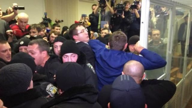 Ты кого бьешь? Руки, бл*ть!: реакция соцсетей на стычки в Печерском суде Ты кого бьешь? Руки, бл*ть!: реакция соцсетей на стычки в Печерском суде