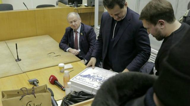 Пицца вместо гречки: на суде по Корбану депутаты проголодались