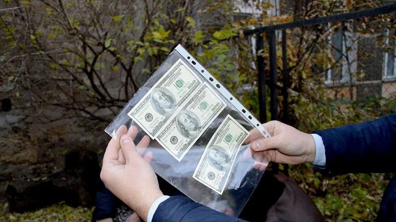 На взятке поймали женщину, которая переаттестовывала милицию в полицию На взятке поймали женщину, которая переаттестовывала милицию в полицию