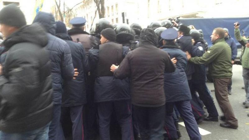 Милиция применила силу к "финансовому майдану": первые фото Милиция применила силу к "финансовому майдану": первые фото