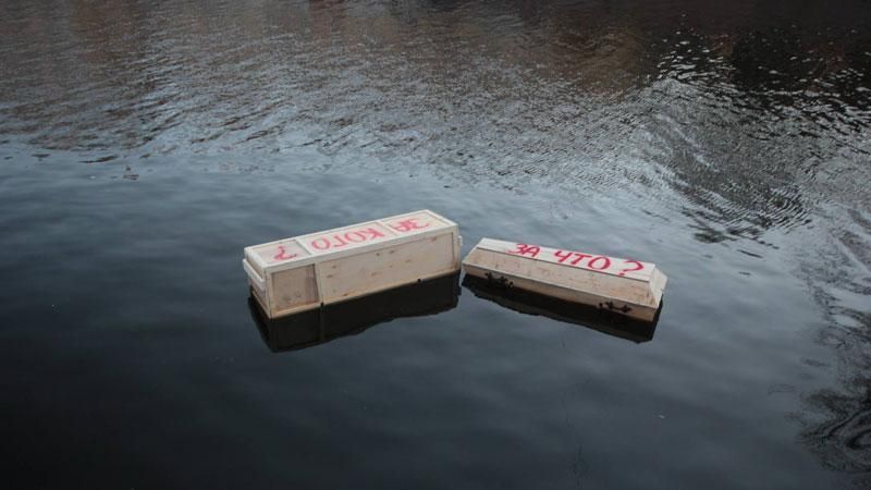 Гробы в реке Петербурга: жуткая антивоенная акция