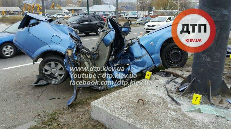 Жуткая авария в Киеве. Авто сплющило вдвое, водитель не выжил (18+)