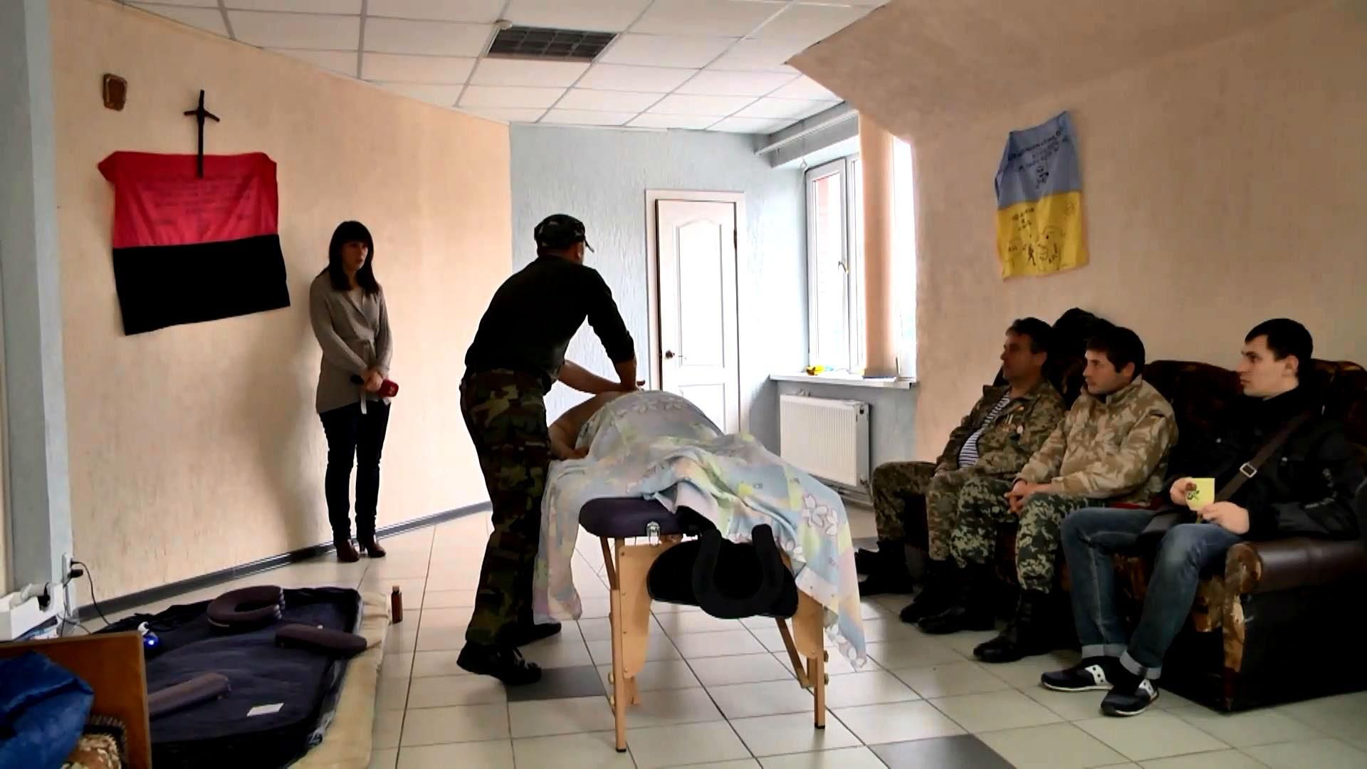 Боєць лікує побратимів від хвороб хребта Боєць лікує побратимів від хвороб хребта