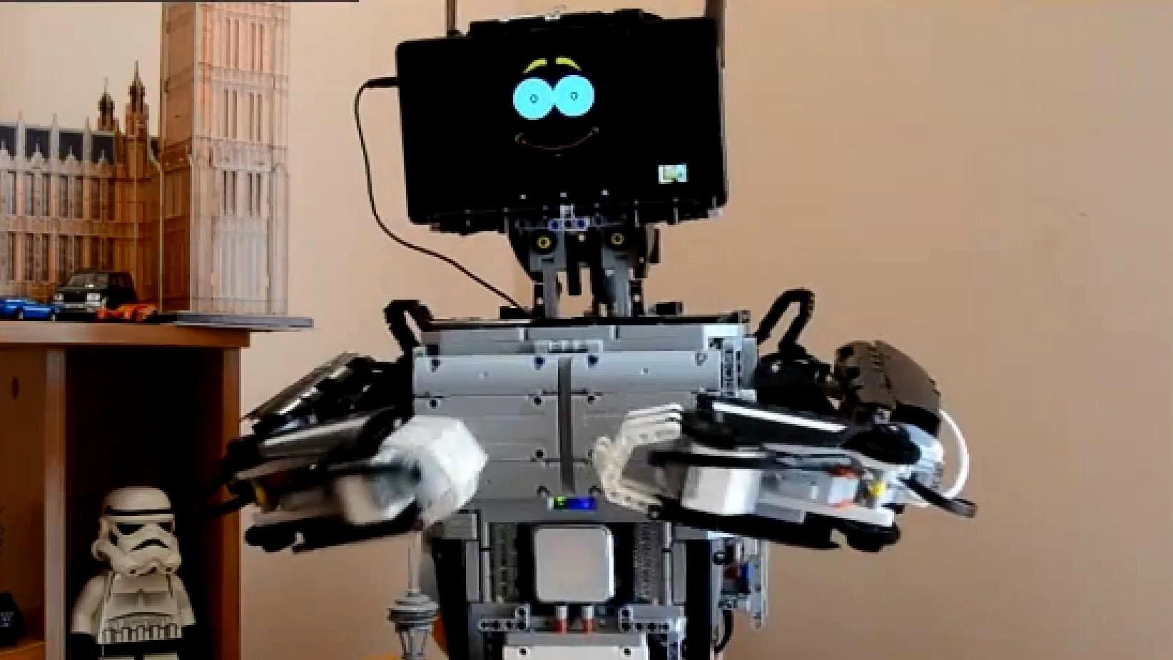 Школяр з Ужгорода створив серію роботів, Panasonic показала "міні-електростанцію" Школяр з Ужгорода створив серію роботів, Panasonic показала "міні-електростанцію"