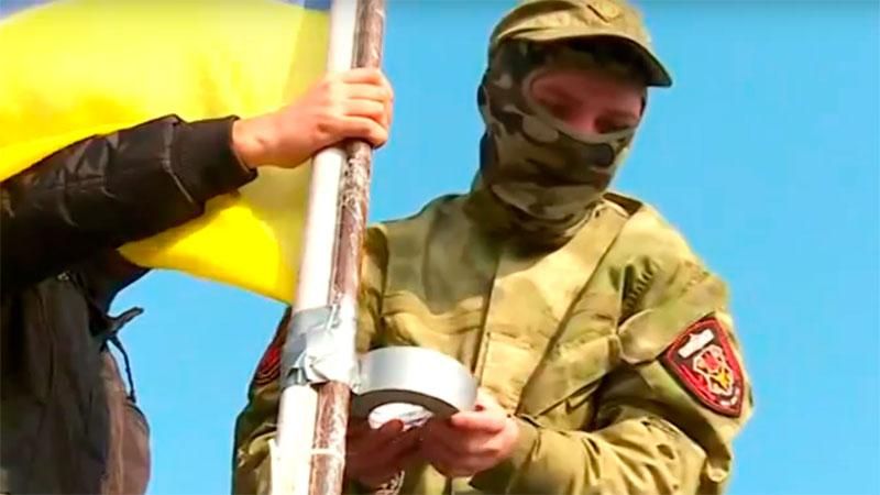 З’явилося відео, як під носом в окупантів підняли український прапор
