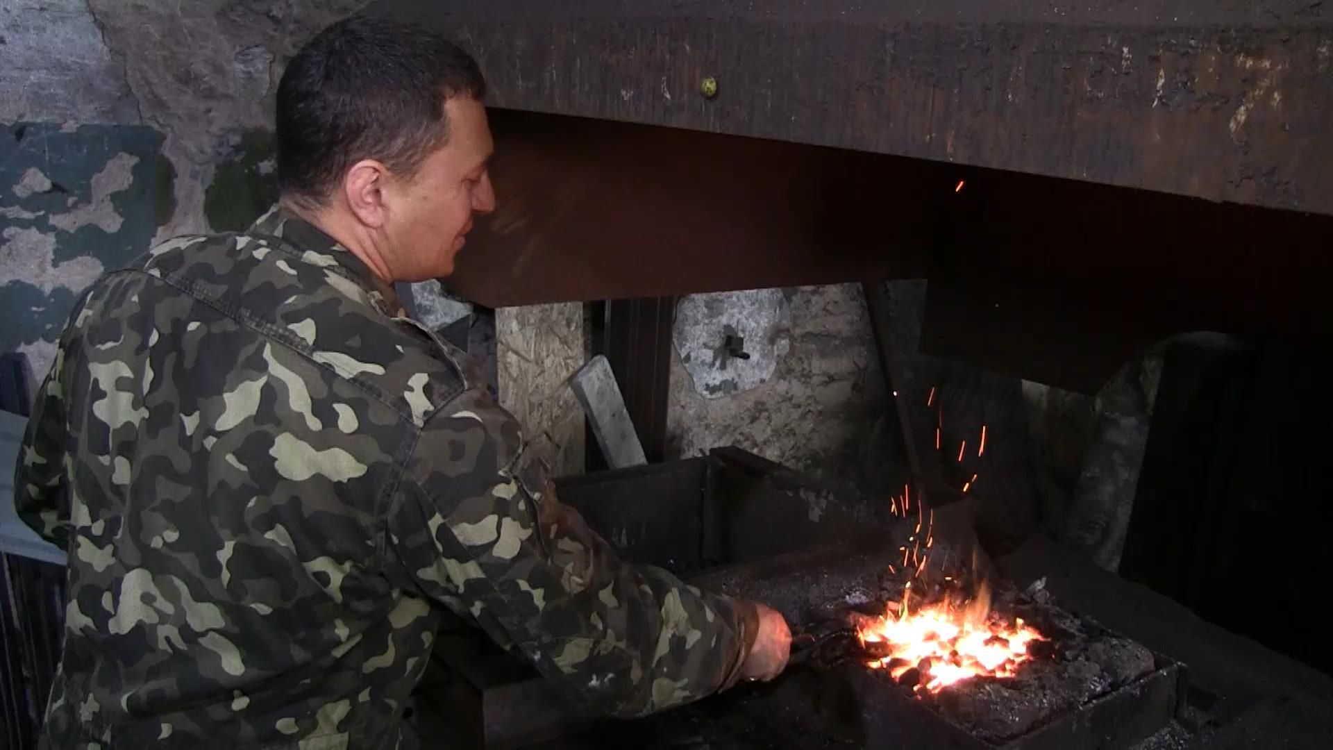 Чоловік створює витвори мистецтва після повернення з АТО Чоловік створює витвори мистецтва після повернення з АТО