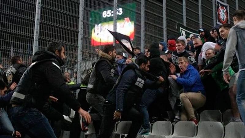 Російські вболівальники посеред матчу зняли труси (18+) Російські вболівальники посеред матчу зняли труси (18+)