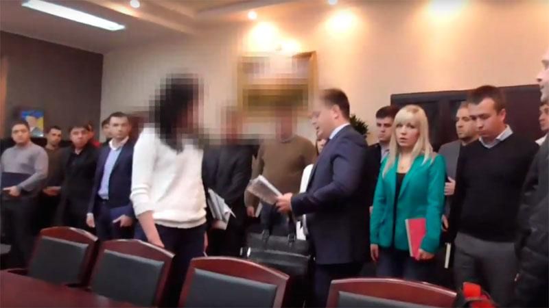 Чиновников из Фискальной службы задержали за взятку на глазах у коллег Чиновников из Фискальной службы задержали за взятку на глазах у коллег