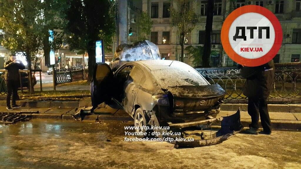 В самом центре Киева машина разрушила забор, разбилась и сгорела