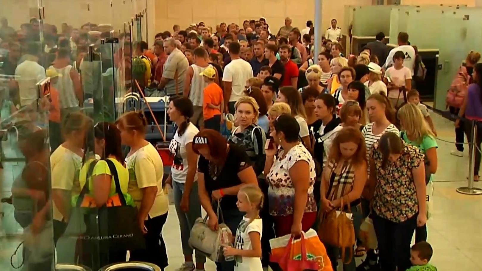 Тысячи британских туристов оказались в "египетской ловушке" Тысячи британских туристов оказались в "египетской ловушке"