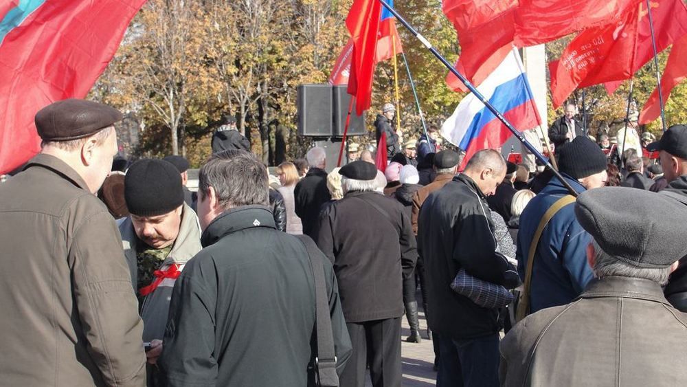 В центре оккупированного Донецка на митинг вышли коммунисты