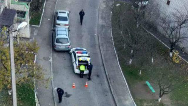 Патрульное авто влетело в припаркованную машину Патрульное авто влетело в припаркованную машину