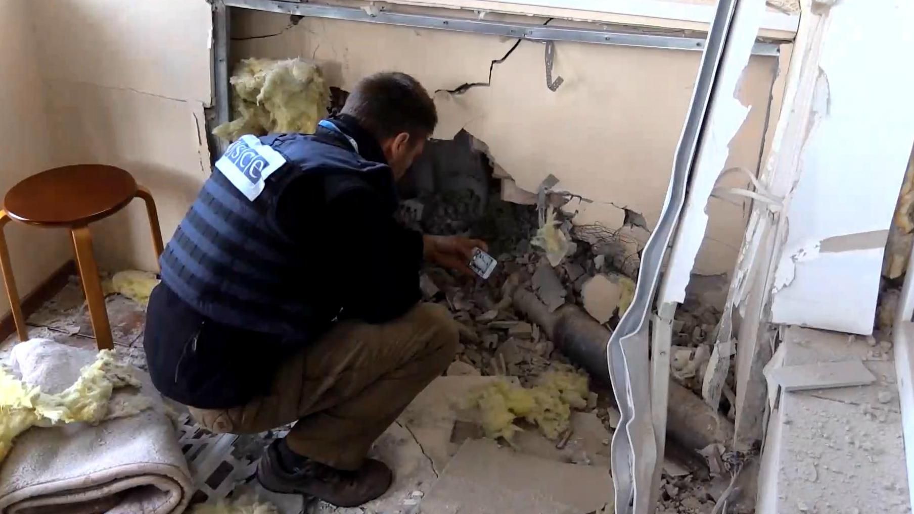 В Донецке — очередные разрушения домов мирных жителей В Донецке — очередные разрушения домов мирных жителей