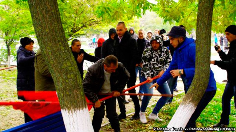 "Правый сектор" сжег флаг коммунистов на митинге в Херсоне