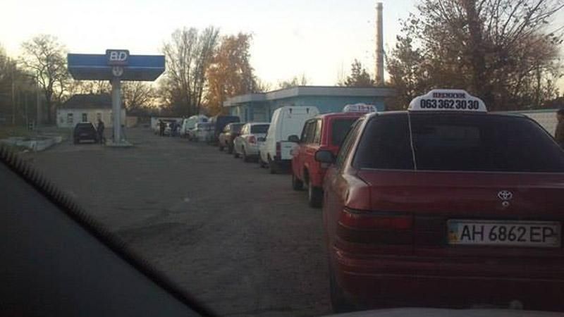 У "ДНР" нема бензину: до АЗС величезні черги У "ДНР" нема бензину: до АЗС величезні черги