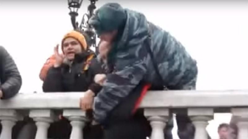 На проукраїнській акції в Росії жорстоко пов'язали активістів: опубліковано відео На проукраїнській акції в Росії жорстоко пов'язали активістів: опубліковано відео