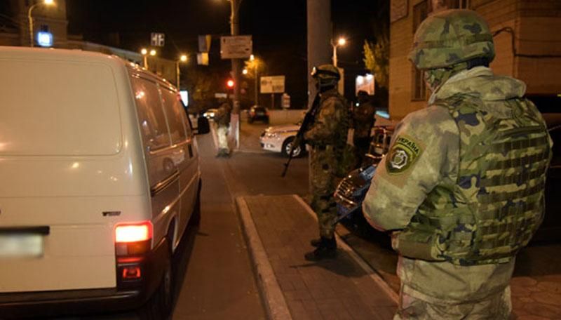 Група молодиків напала на поліцейських у Маріуполі, щоб "відбити" свого друга Група молодиків напала на поліцейських у Маріуполі, щоб "відбити" свого друга