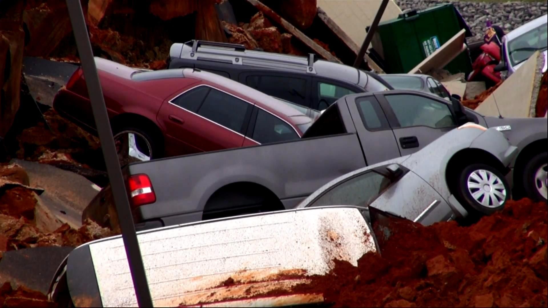 12 авто провалились под землю в США 12 авто провалились под землю в США