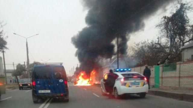 Як кадр з бойовика. Під час руху спалахнуло авто