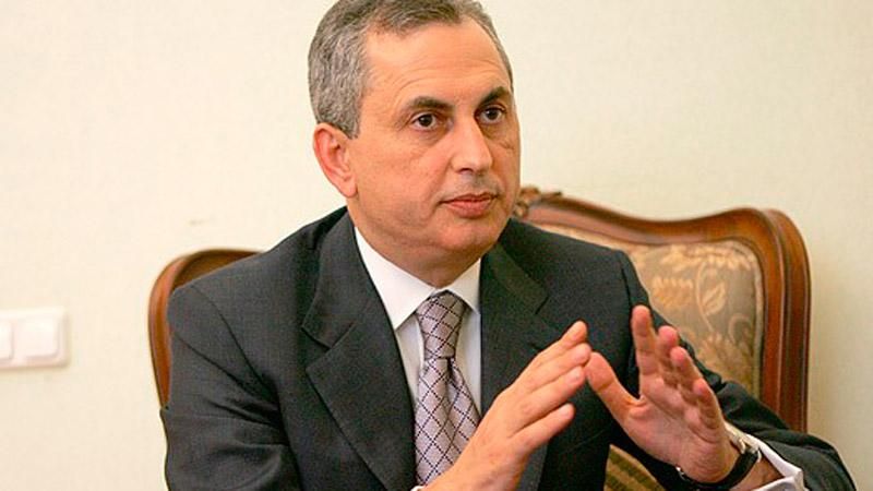 Колесников показал российский штамп в паспорте Колесников показал российский штамп в паспорте