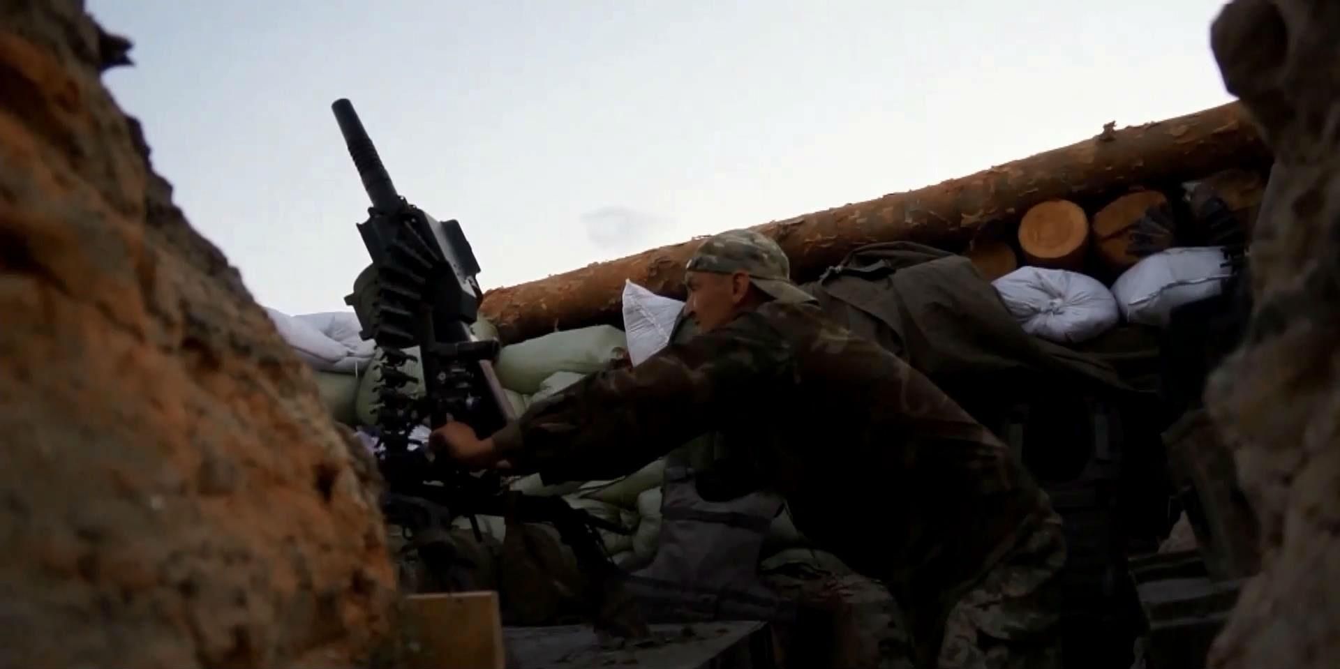 Боевики обстреливают наши войска из запрещенного оружия Боевики обстреливают наши войска из запрещенного оружия