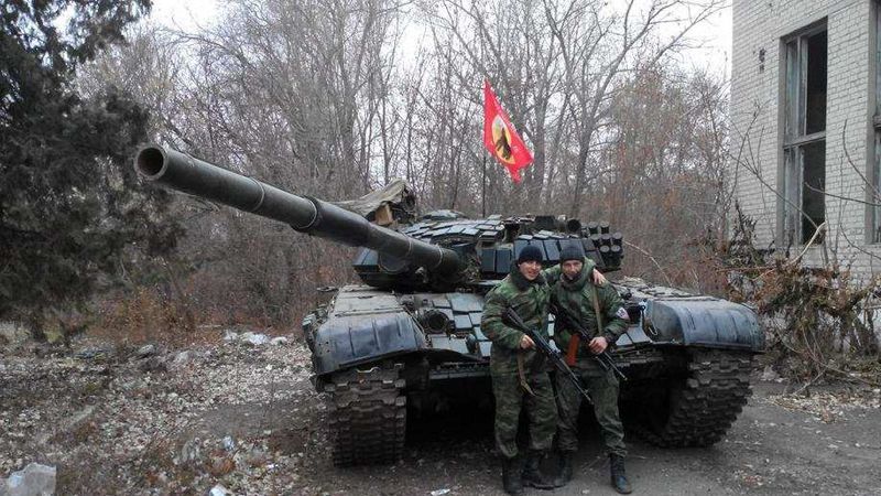 Боевики "вывели" танк на школьный двор