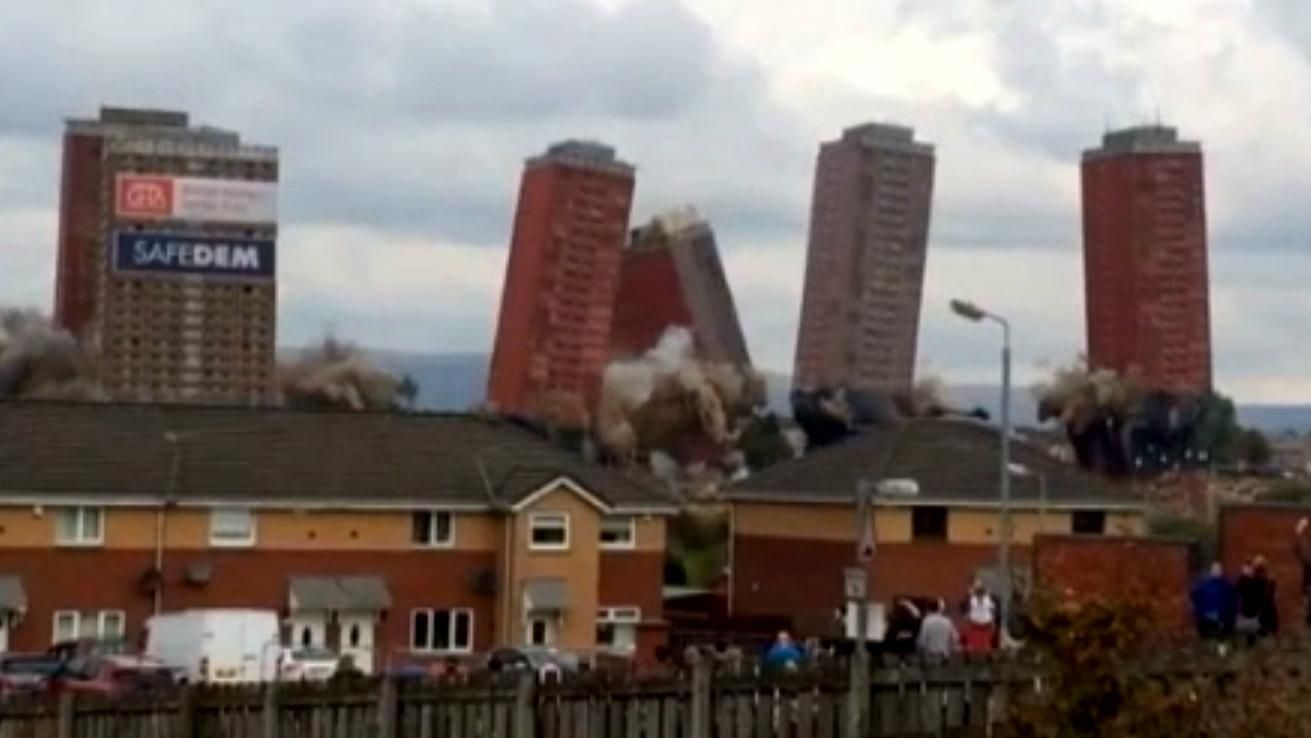 Огромные многоэтажки ради архитектурной красоты взорвали в Шотландии Огромные многоэтажки ради архитектурной красоты взорвали в Шотландии