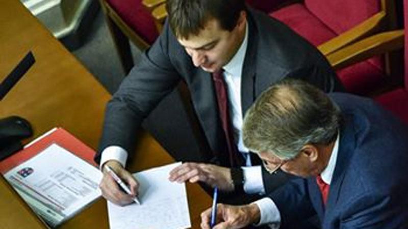 Депутати прямо в парламенті ділили облради: фотофакт